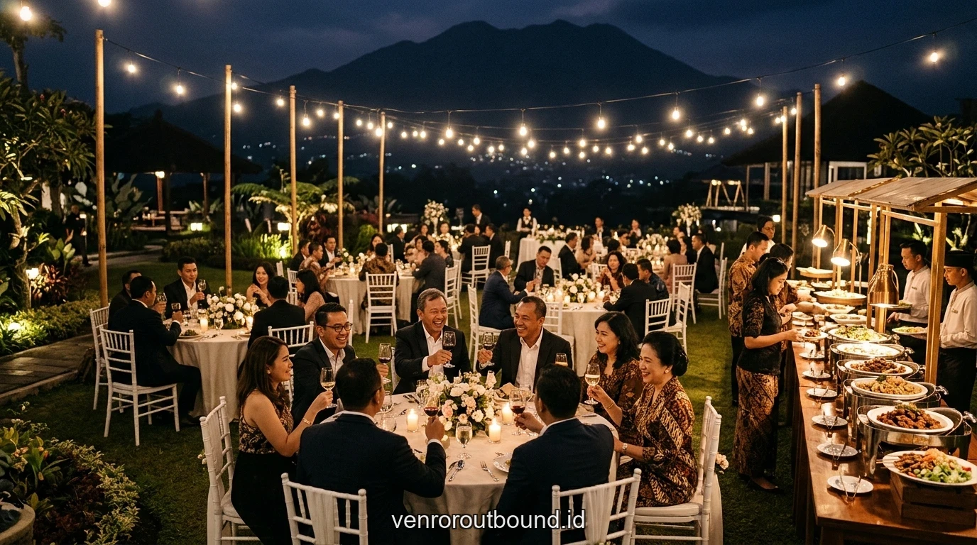 Suasana gala dinner outdoor para pemimpin korporat di taman pegunungan Batu Malang di bawah lampu festoon hangat