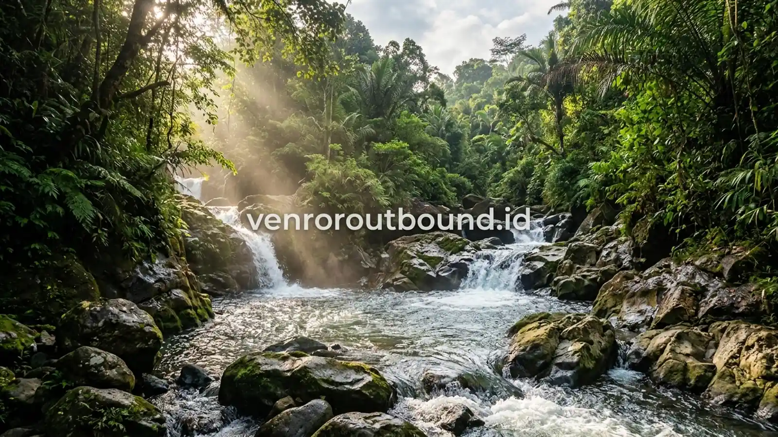 Sungai Alami Jernih Dikelilingi Pepohonan Rindang untuk Pengarungan Arung Jeram Outbound